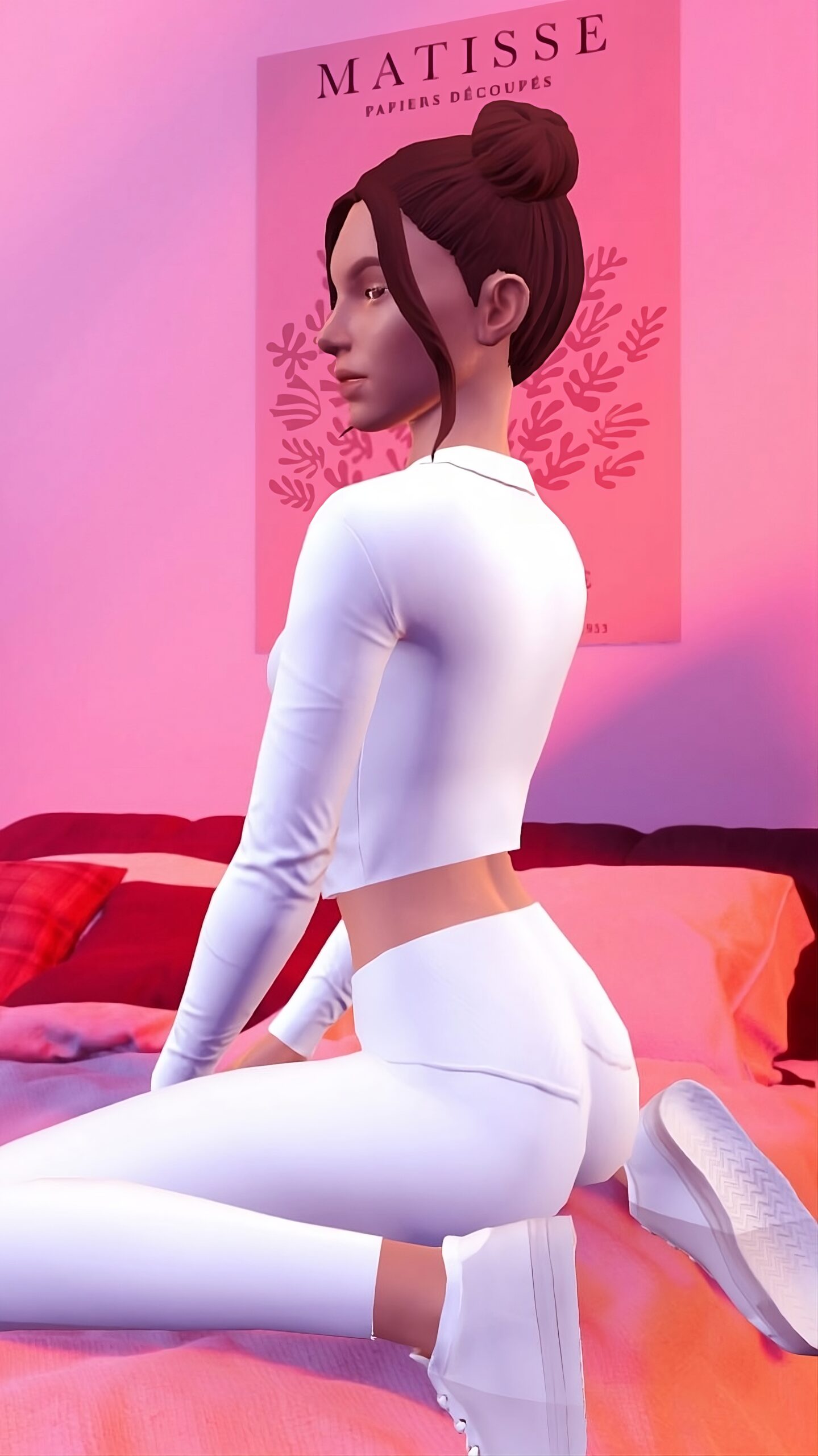 Tamarena kniet im engem weißen Outfit auf dem Bett