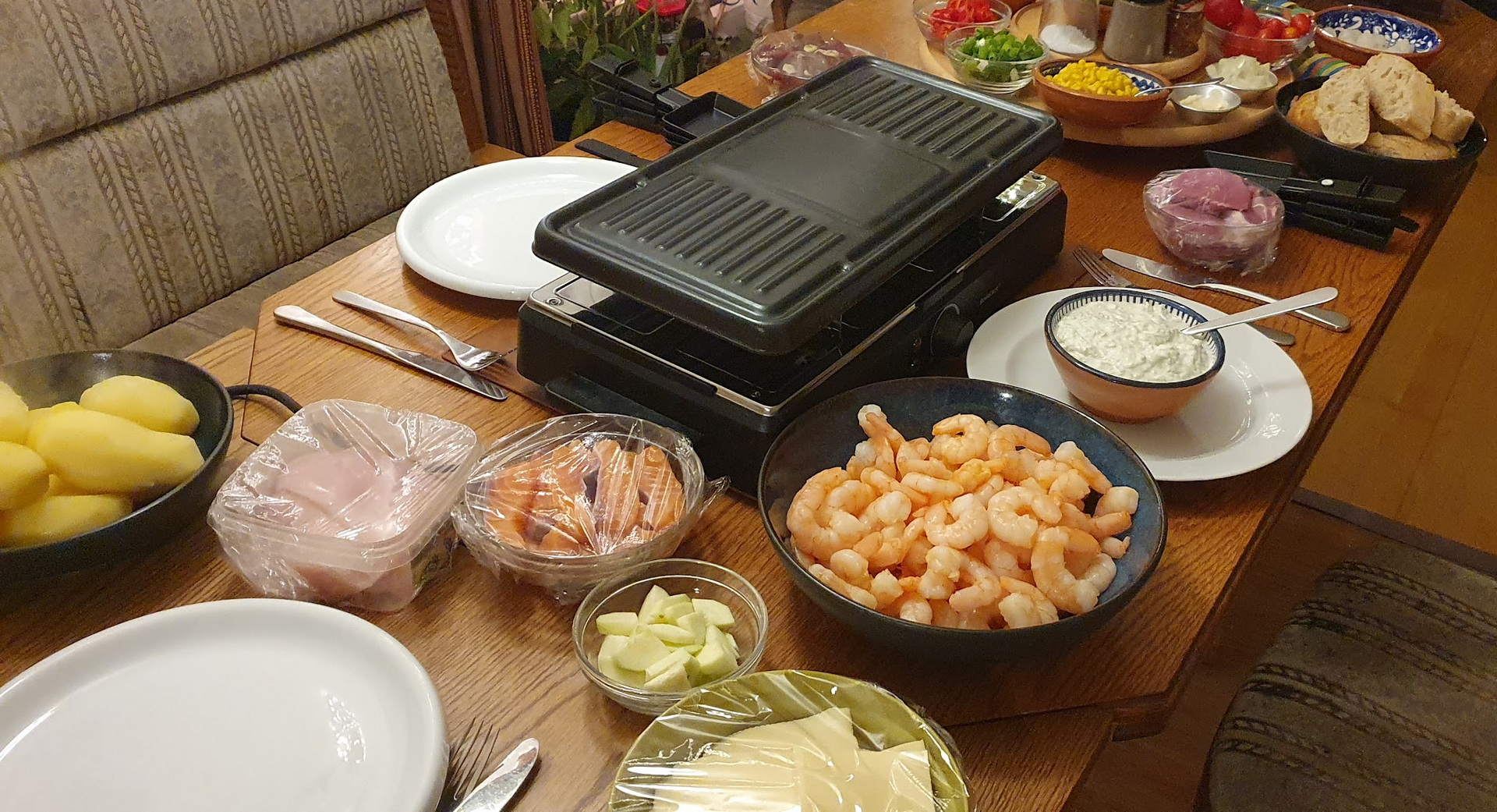 Vorbereiteter Esstisch für Silvester-Raclette