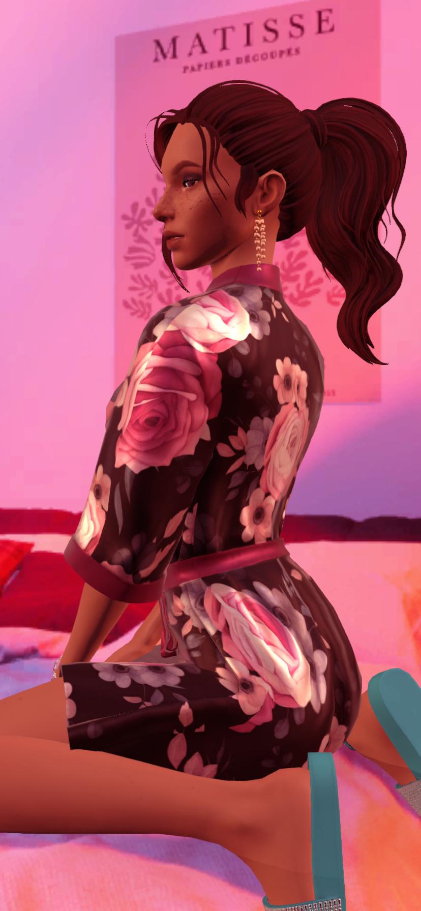 Ein Selfie von mir mit der Einstellung "romantic". Tamarena kniet auf ihrem Bett. Sie trägt ihren Seiden-Kimono. Wir sehen sie halb schräg von hinten.